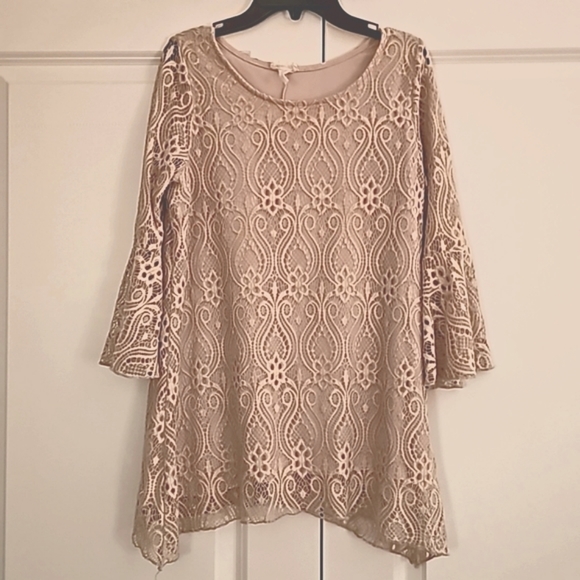 Pretty Beige/Tan Lace Top with sheer 3/4 bell sleeves. Size M - Picture 1 of 3